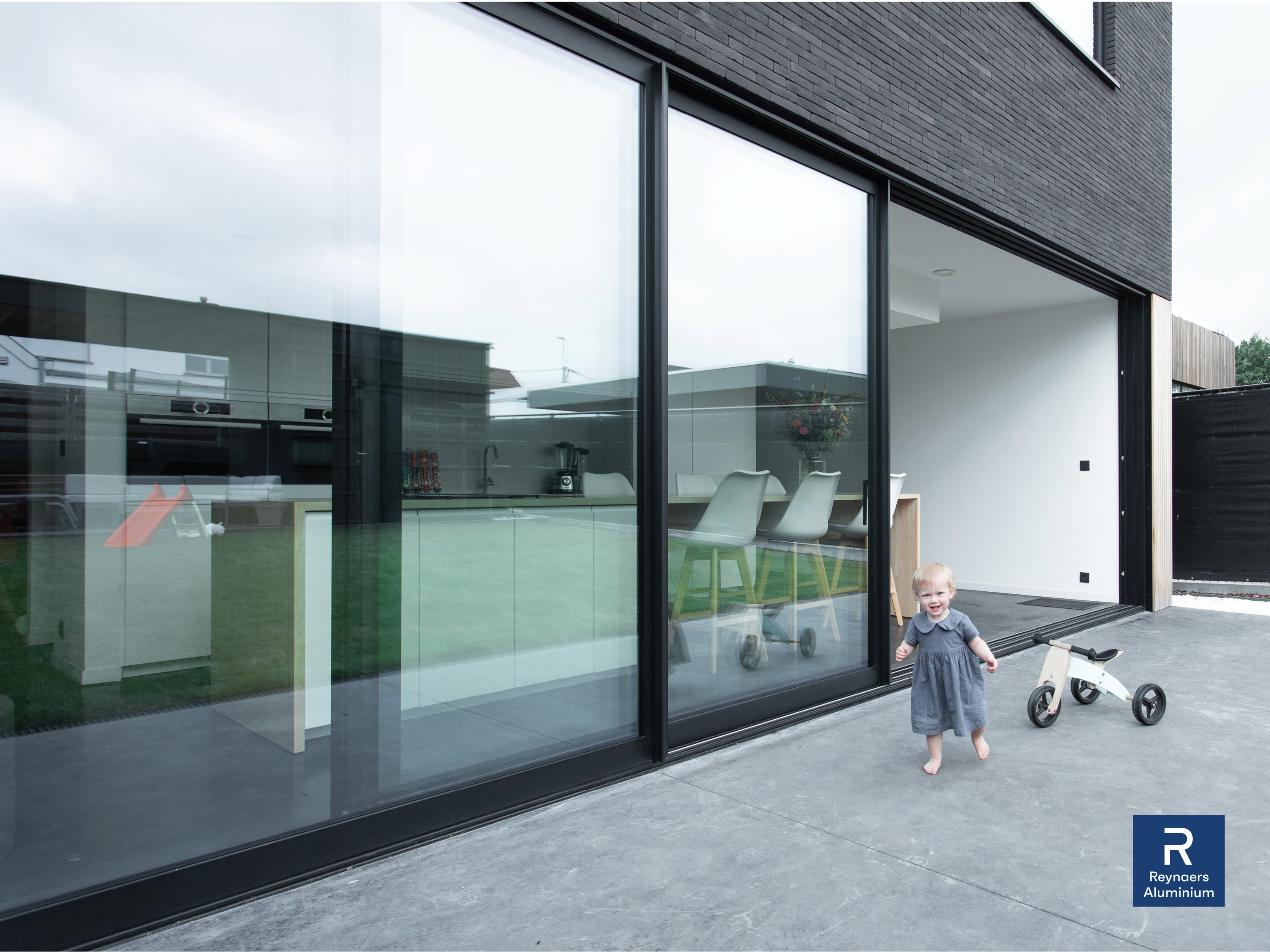 Aluminium schuifraam voor moderne nieuwbouw