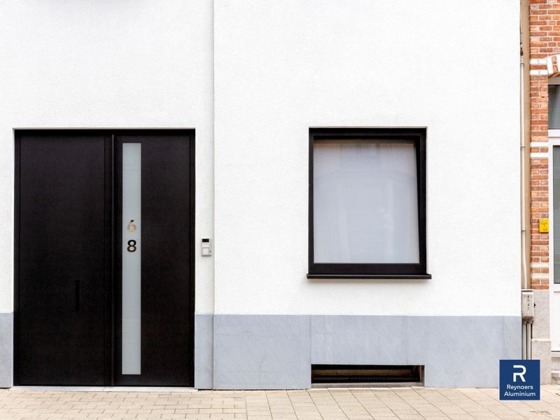Aluminium raam en voordeur voor moderne woning in Mechelen