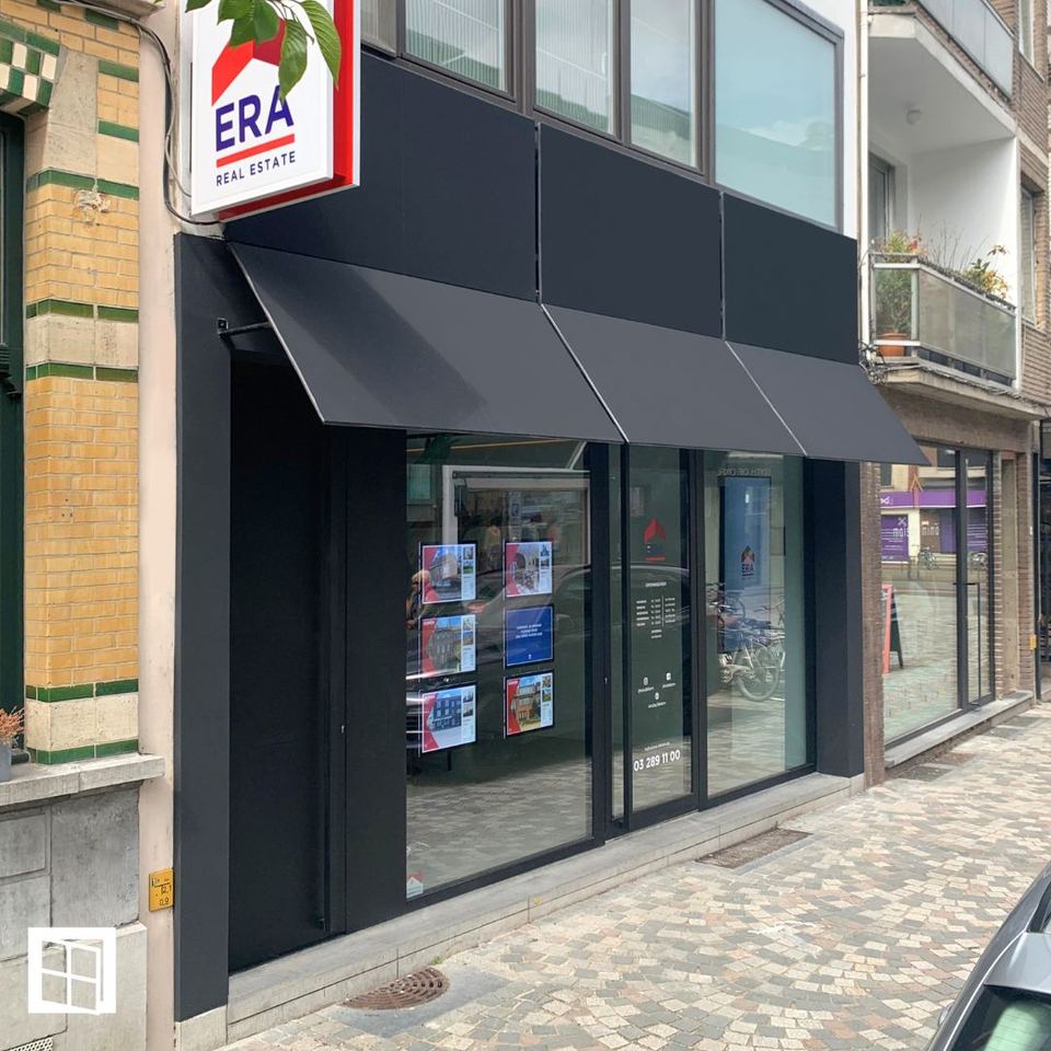 Nieuwe gevel voor een immokantoor in Mortsel  — deuren project