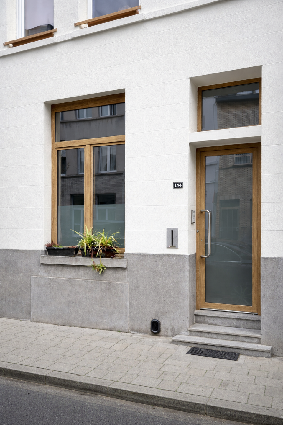 Rijwoning met PVC Ramen en voordeur in Borgerhout — PVC deuren project