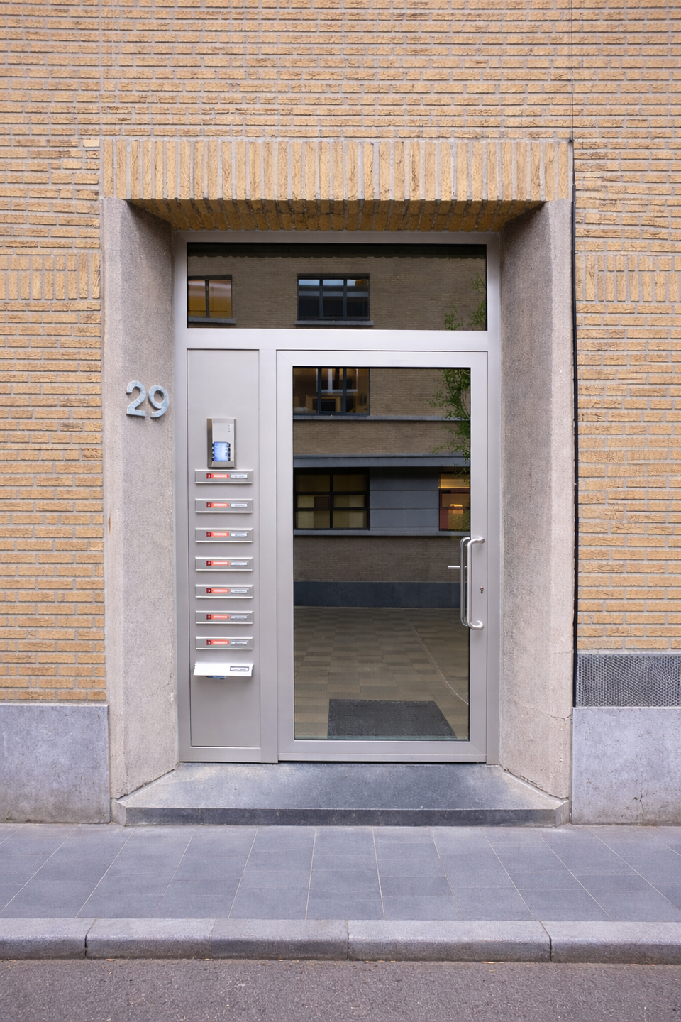 Aluminium voordeur appartementsgebouw Antwerpen — Aluminium ramen project